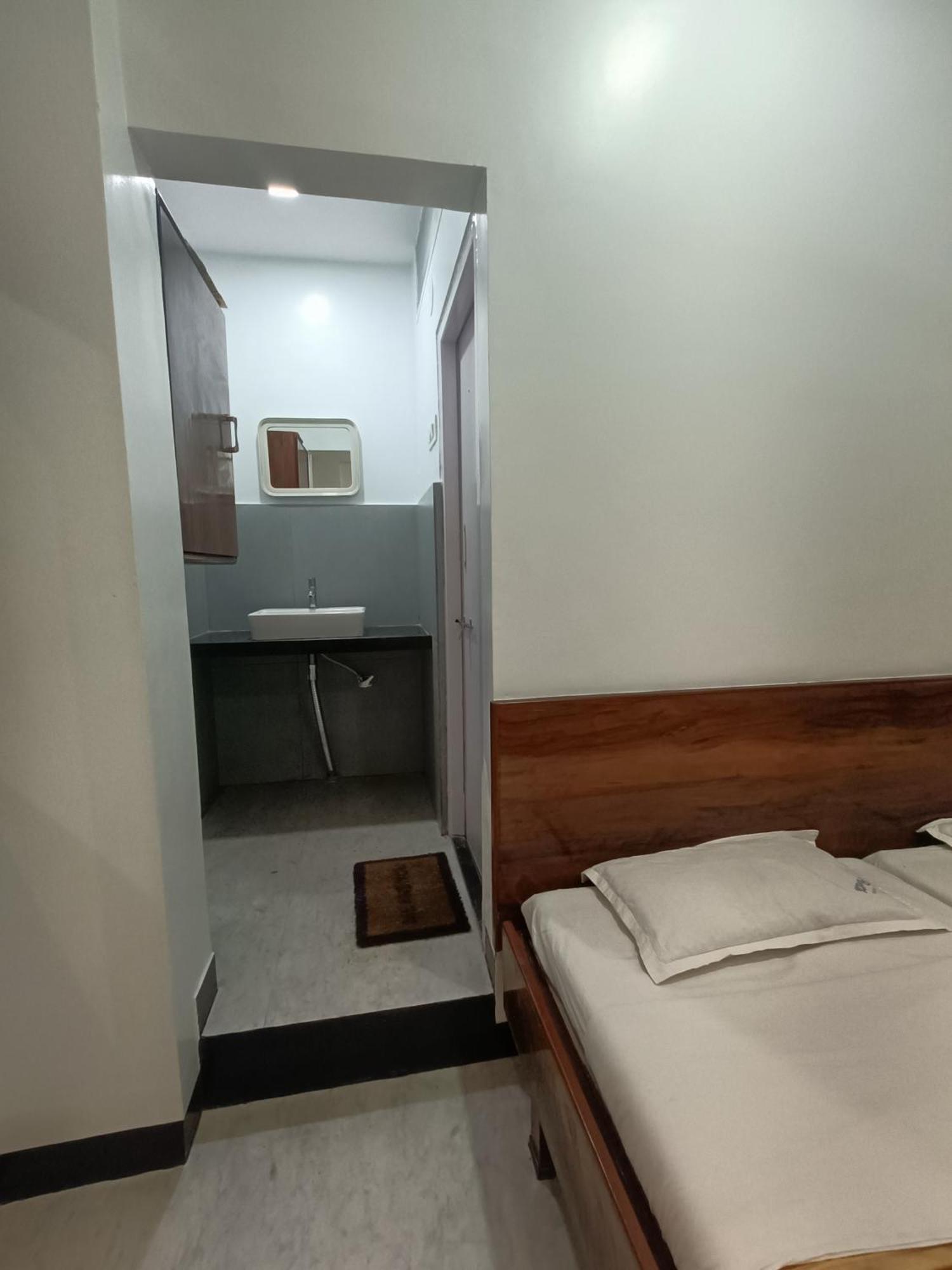 Hotel Parth Residency Kolhapur Exteriör bild
