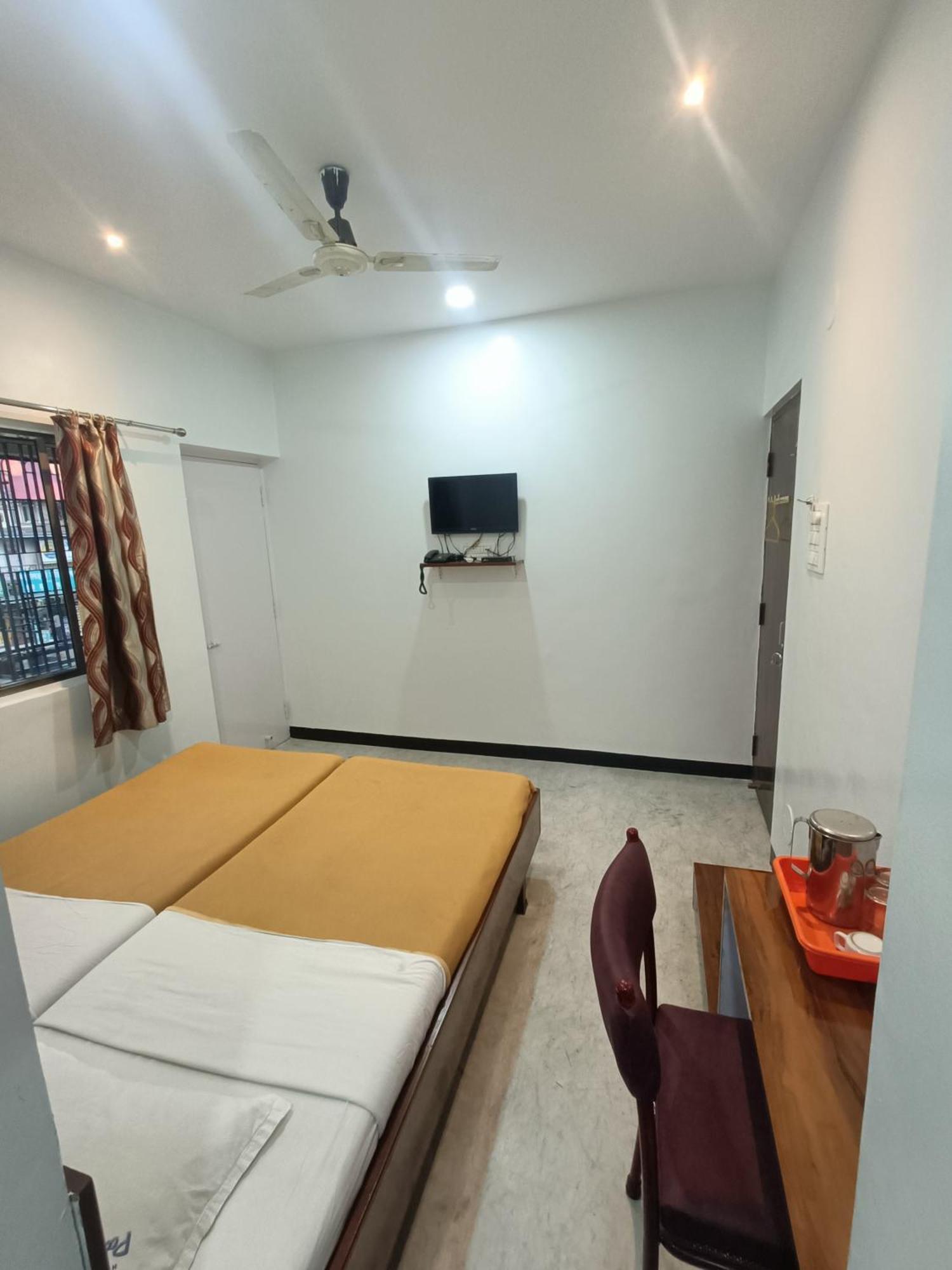 Hotel Parth Residency Kolhapur Exteriör bild