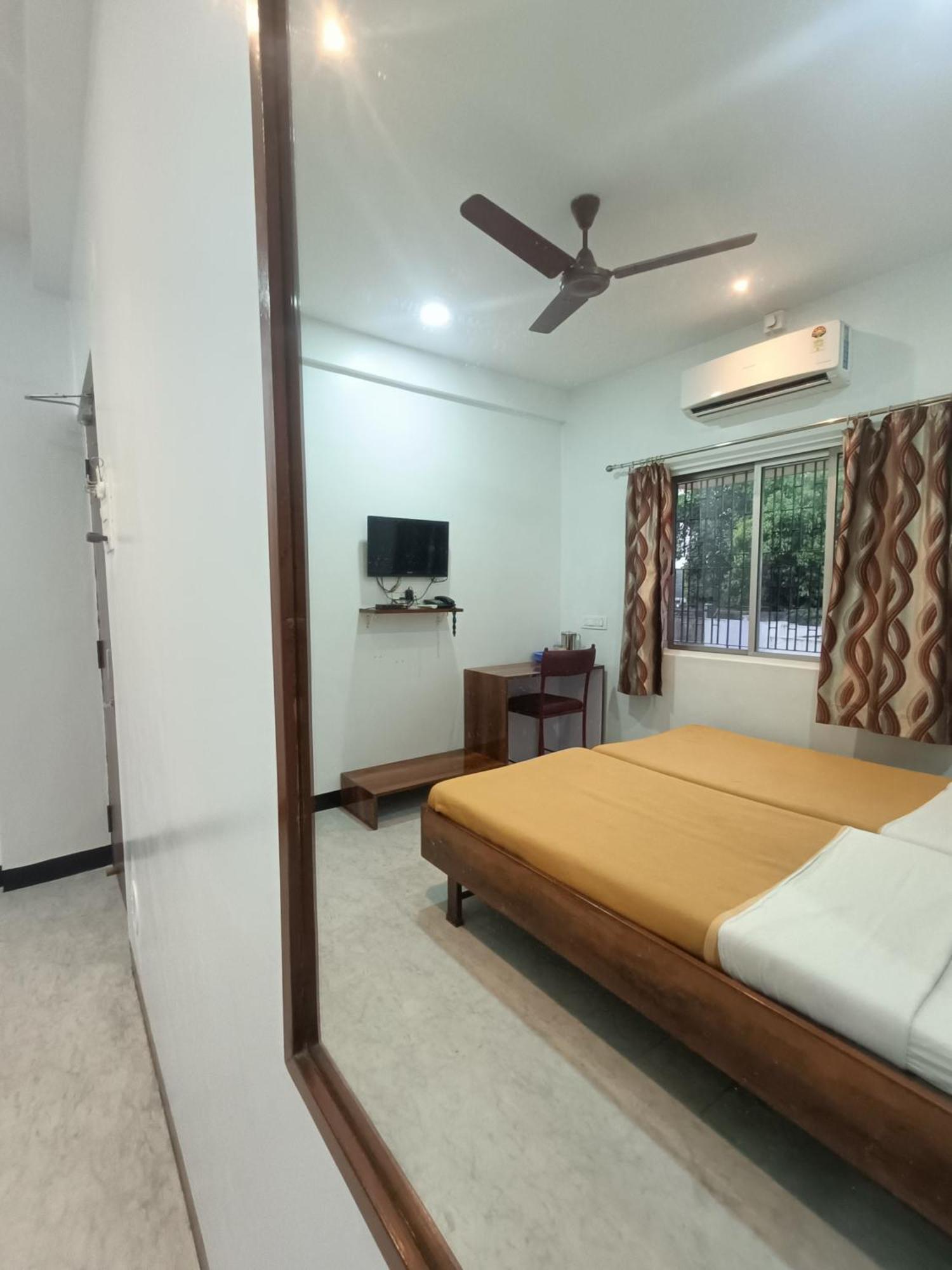 Hotel Parth Residency Kolhapur Exteriör bild